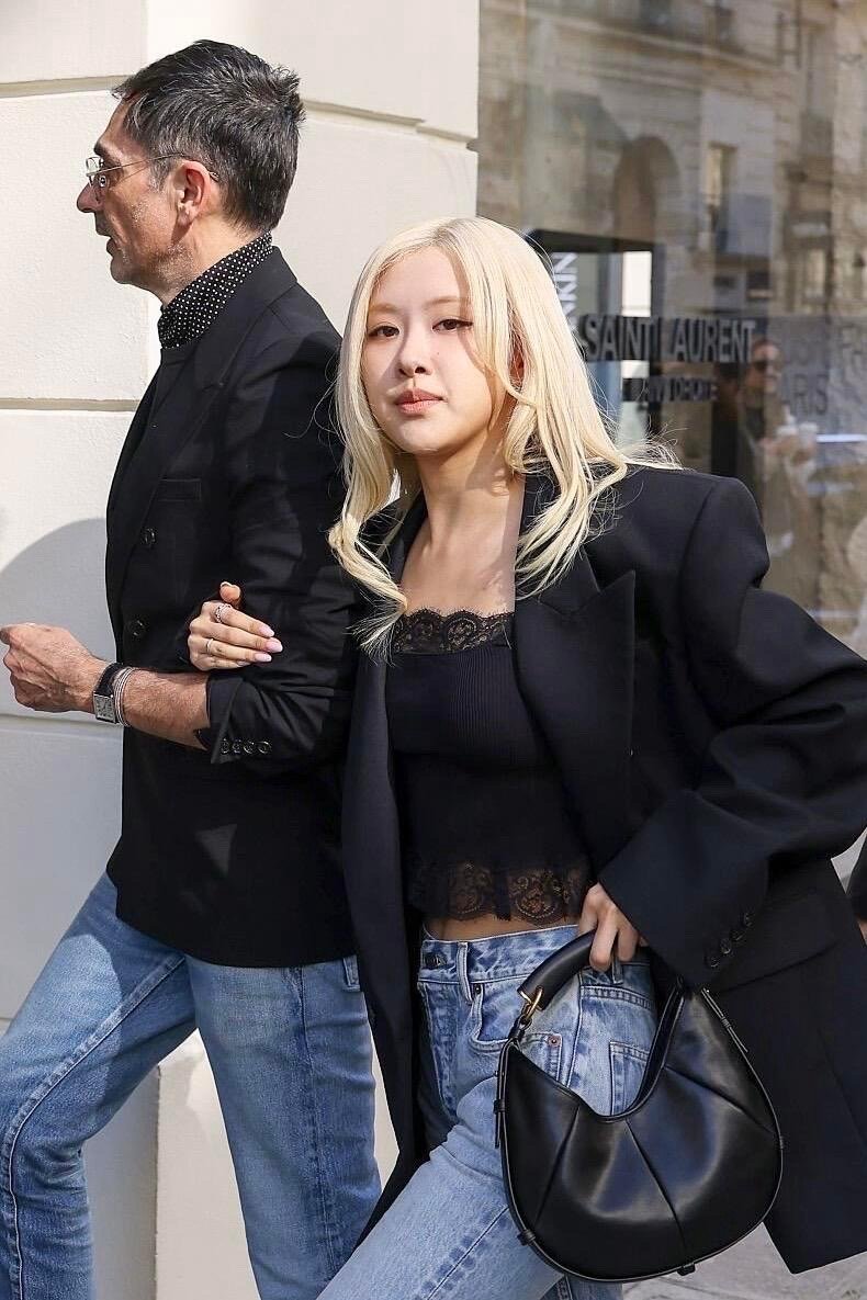 挽着男人就跟挂件似的体态还不如这总监。。。 