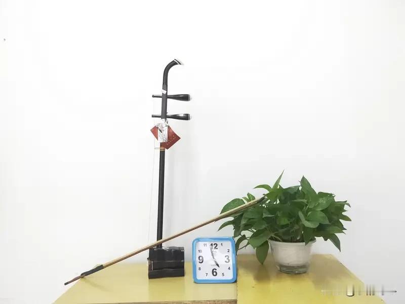 鉴别二胡演奏水平高低，可从多方面入手。民间二胡水平大致分高手、“所谓高手”和普通