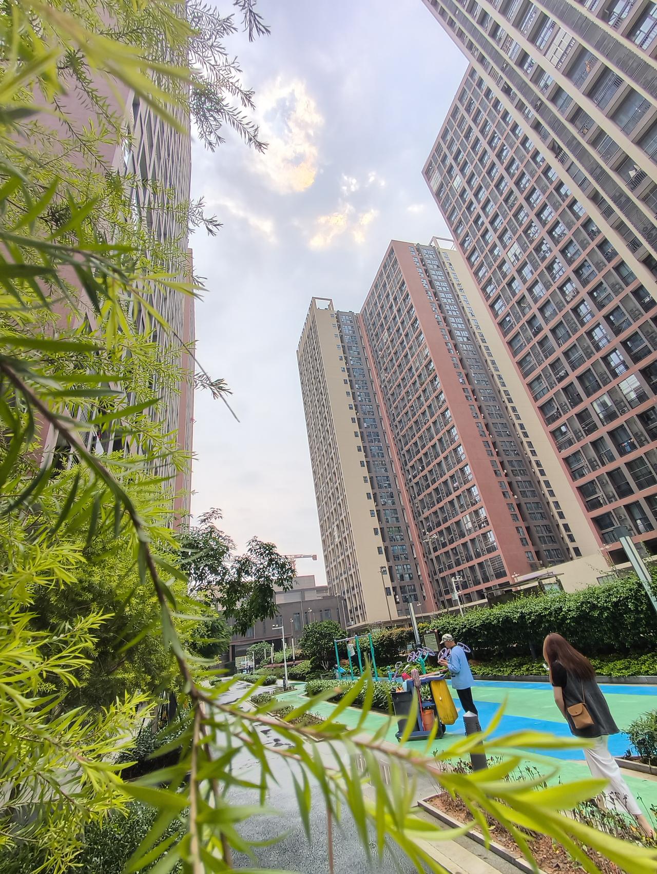 广州公寓真的到处都是坑吗
前几天在白云看到一个总价30万的公寓还带产权的，我觉得