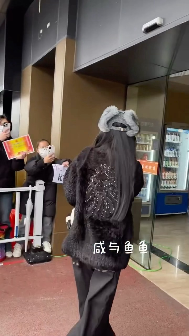 “宝抱我”虞书欣“🫂” 