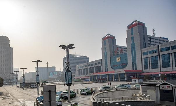 第1次去省会这样的城市，是在17岁。走出火车站，感觉特别的兴奋。

17岁那年来