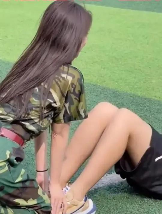 16岁女生与军训教官恋爱，分手后被对方侵犯并拍下视频威胁。

刚进入高中的雯雯，