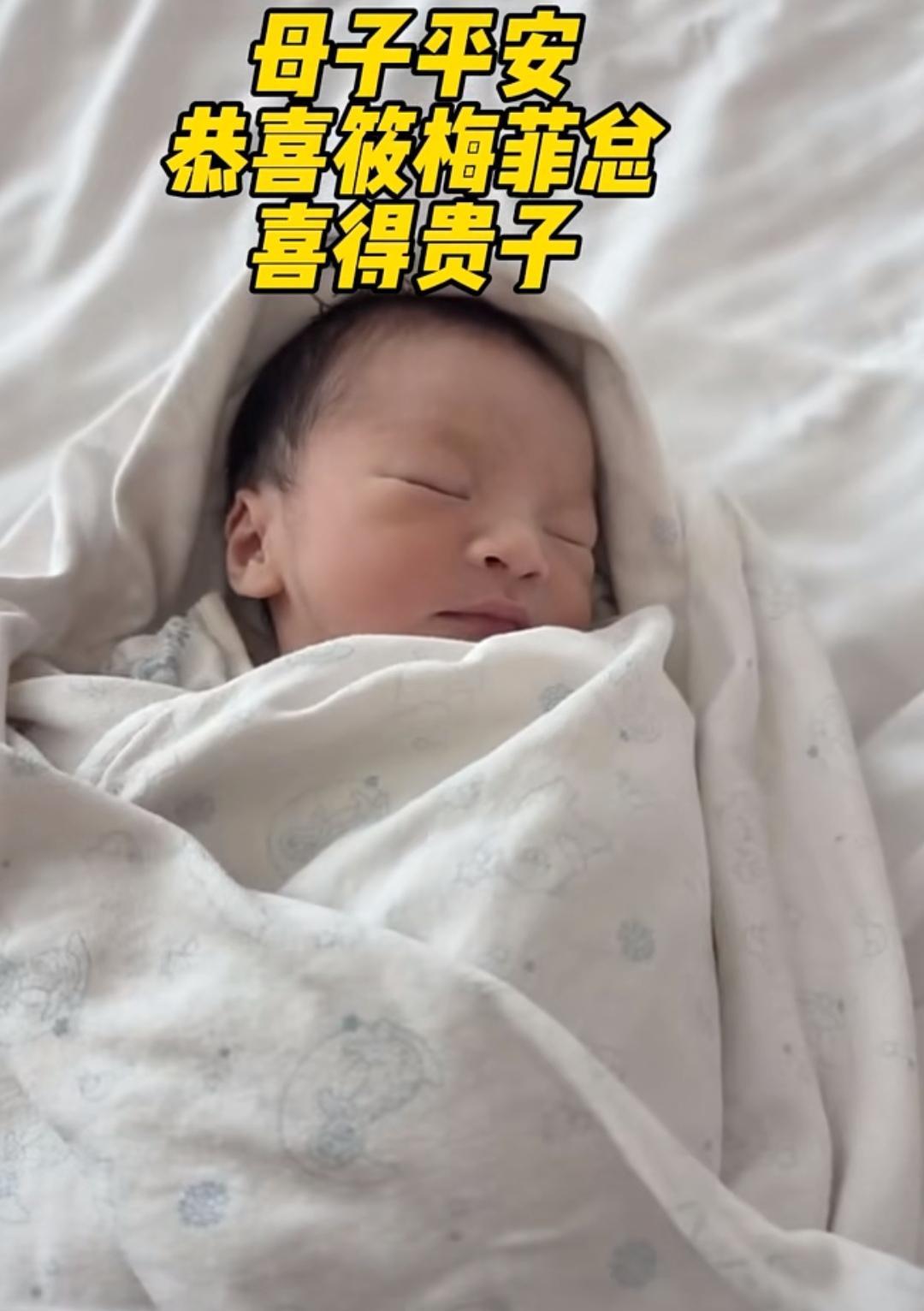 汪小菲的基因强到离谱，刚出生的儿子跟他、跟哥哥箖箖，简直是一个模子刻出来的。
正