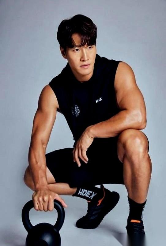 金钟国，那个壮得像老虎的男人，居然倒下了。
不是什么小感冒。他自己对着镜头说，得