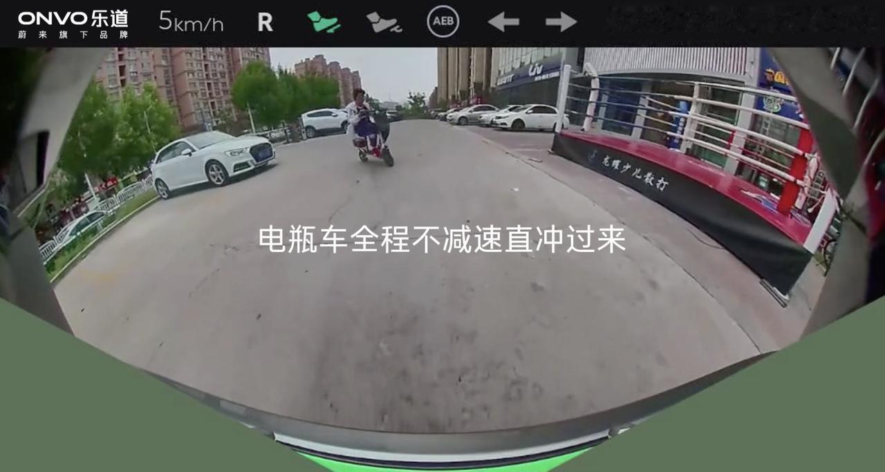 我去……乐道是不是在我身上装摄像头了
同样的场景，上周刚亲身经历
后视镜里明明空