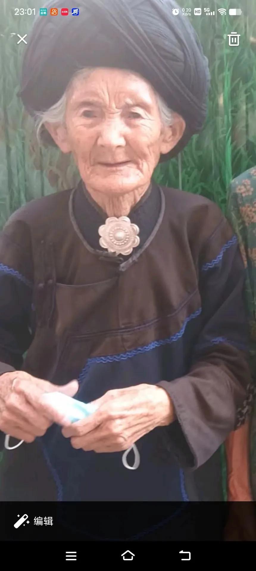 90多岁的奶奶，五官依旧还能看出年轻时候的美貌，美人在骨不在皮。
一白遮三丑，年