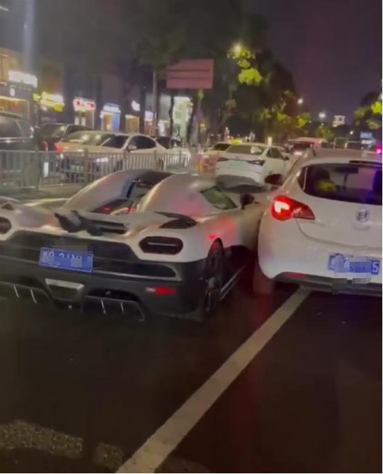 太大度了！浙江宁波，一别克女车主实线变道，撞上辆价值4700万的柯尼塞格，网传车