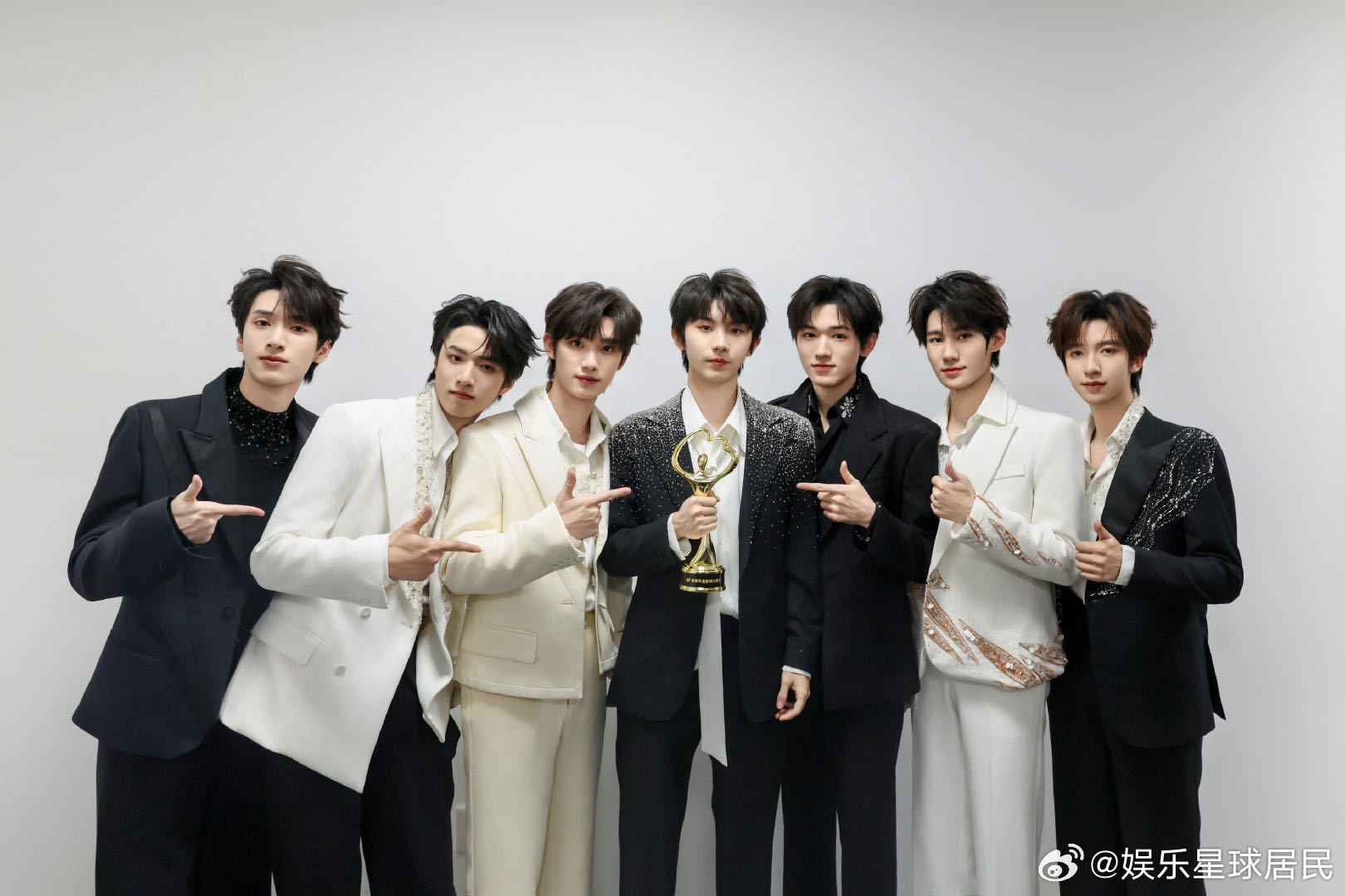 这一屏幕怎么全是时代峰峻的 微博之夜后台梦幻联动😂穆祉丞采访时代少年团超默契，