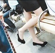 研究生、偷拍裙底、国税局准公务员。这三个标签放在同一个人身上，就是当下社会最荒诞