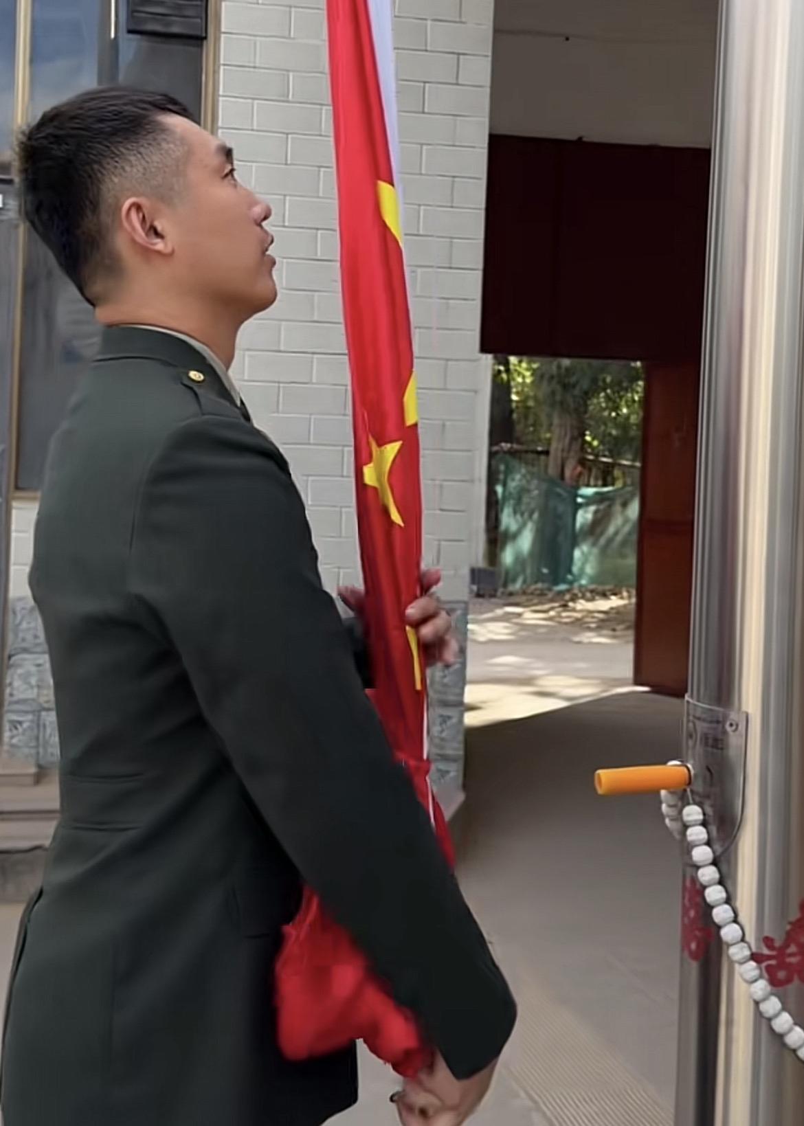 十一这天，直播没开，哪都没去，张自轩就在家里一个人扛旗升旗，这个操作一直在坚守，
