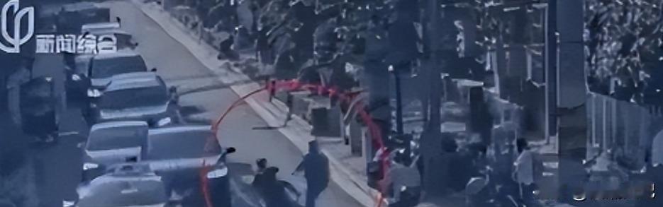 行人过马路，眼瞅着就是红灯了，为了不上班迟到还说决定闯红灯。一外卖小哥加速通行，