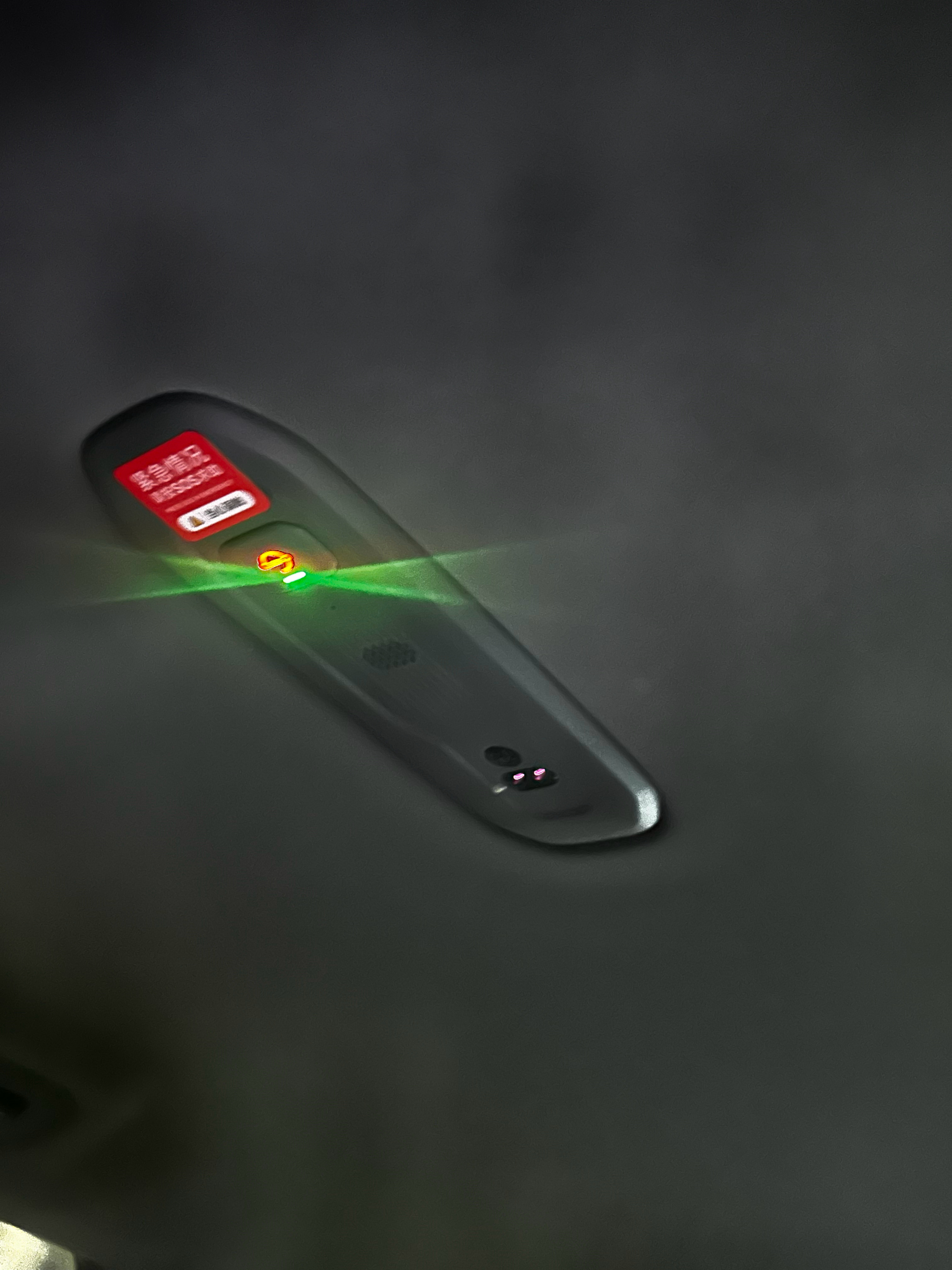 预防车内有人吸烟，看上去是装了一个烟感报警器...萝卜快跑