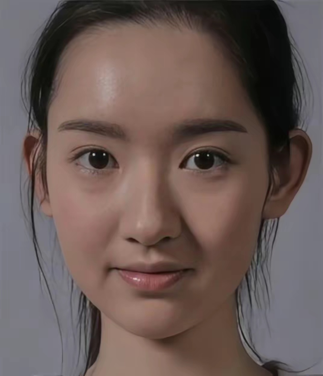 28岁王玉雯生图曝光，脸上有很多痣，不化妆和普通人没什么区别。 ​​现在真的没几