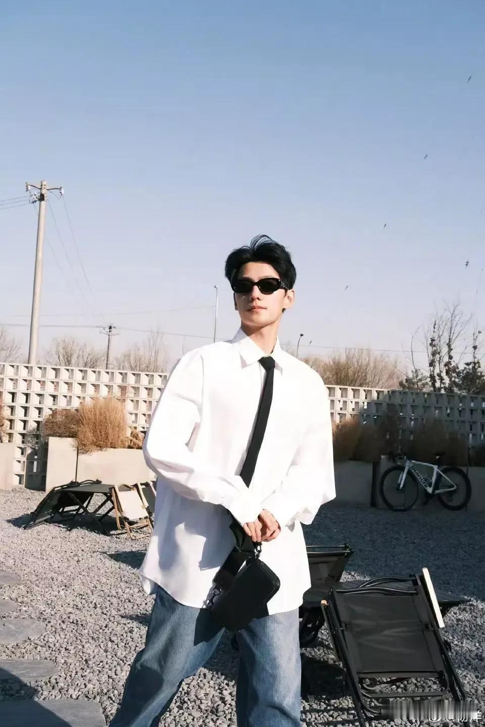 杨洋，如果不准夸他的容貌？你还能夸他点什么呢？
说实在的对于杨洋，我除了他的容貌