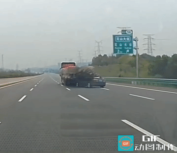 小车司机不知什么情况，追了大车尾。
小车追尾时，大车司机好似并没有感觉到。
后面