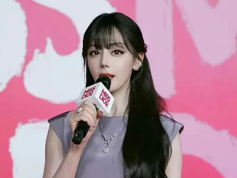 这个妆谁画的？巴还是一如既往的美，就是妆有点怪 ​​​