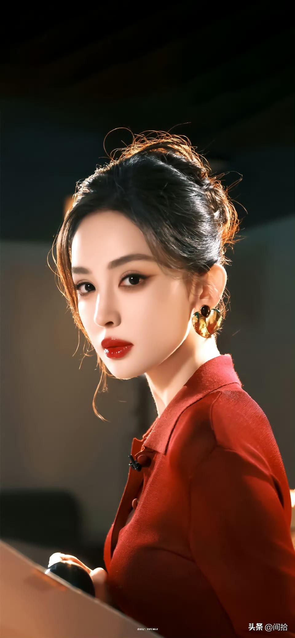 古力娜扎这红衣造型，简直美出天际！
那浓颜大片里，一袭红裙的她，风姿绰约得让人移