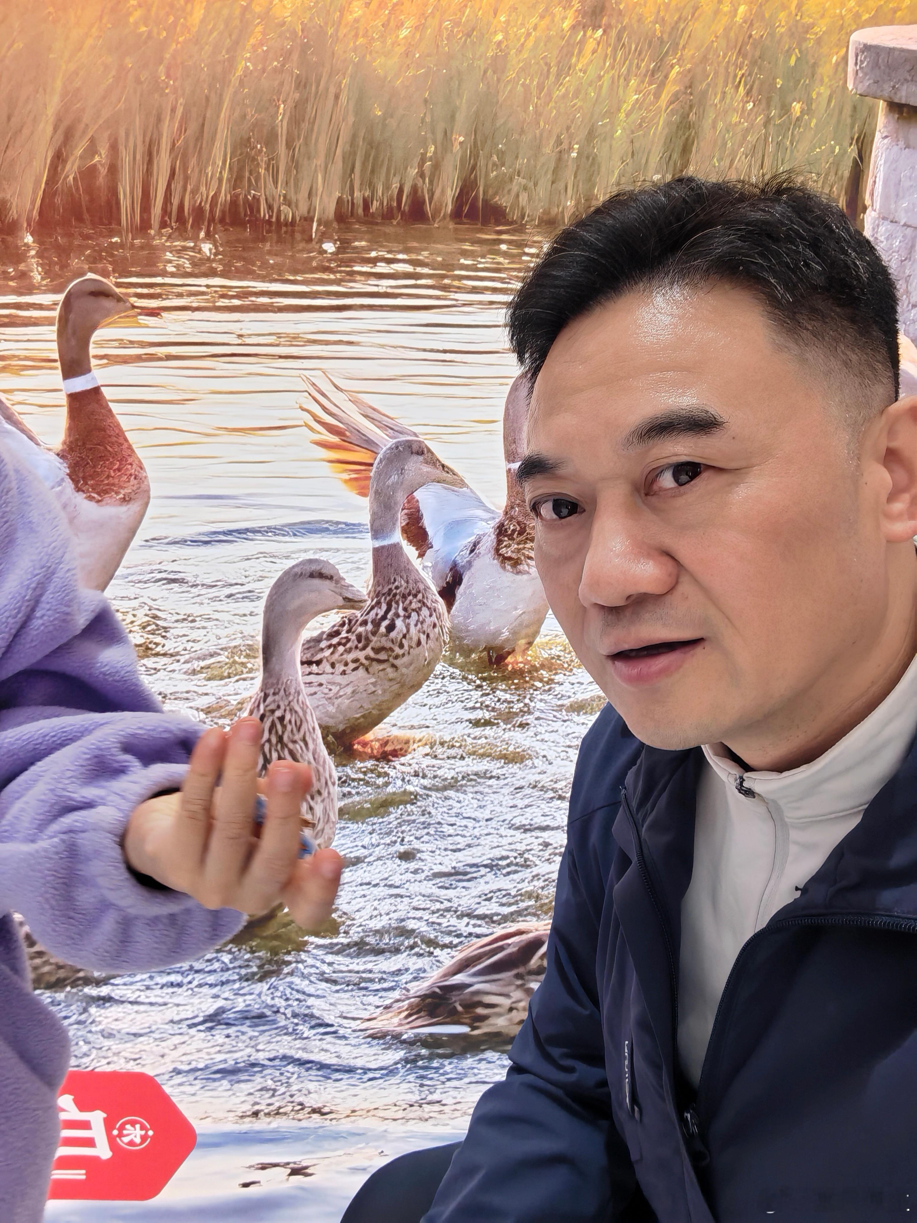 鞋这回去安踏店里给闺女挑鞋，儿子月踮着脚试新款，鞋面上的荧光条晃得人眼晕。我瞧着