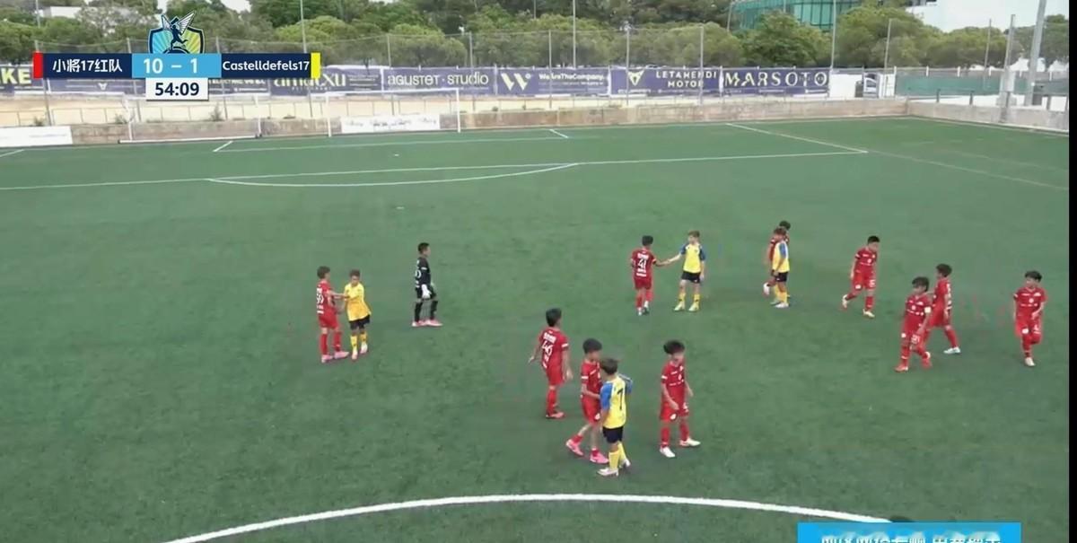 中国足球小将2017红队10比1打花外国队，五十四分钟对面主帅自己吹哨下班。别光