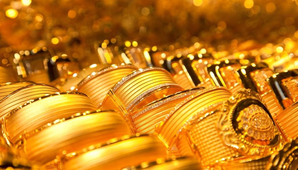 1月那会儿，我一个炒黄金的朋友差点把手机摔了。5600美元刚追进去，一天之内砸到