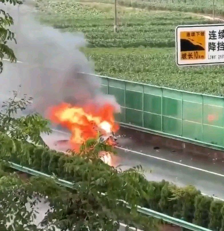 6月16日云南昆明高速白色小米SU7车祸解体，真相究竟如何目前，网络上关于这起白