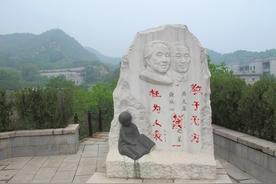 “教子无方，枉为人表”，冰心去世后，她的亲孙子用油漆喷在冰心墓碑上的8个大字，只