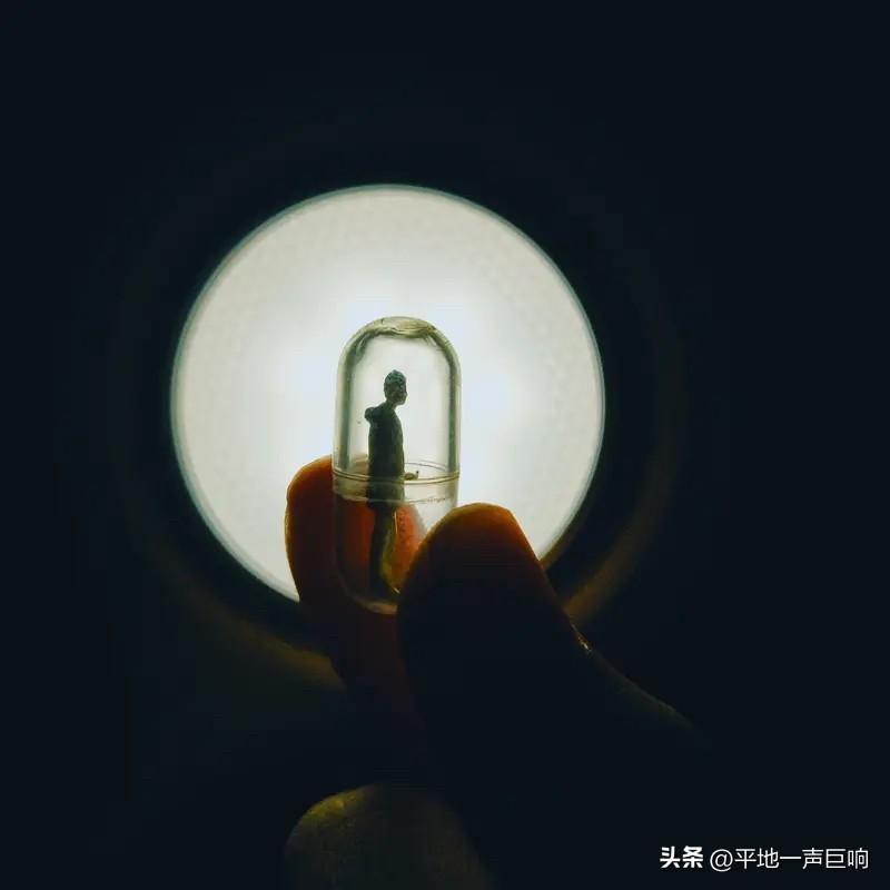 有一个很经典的理论，

就是我们可以不了解任何人，

可以不认识任何人，

但是