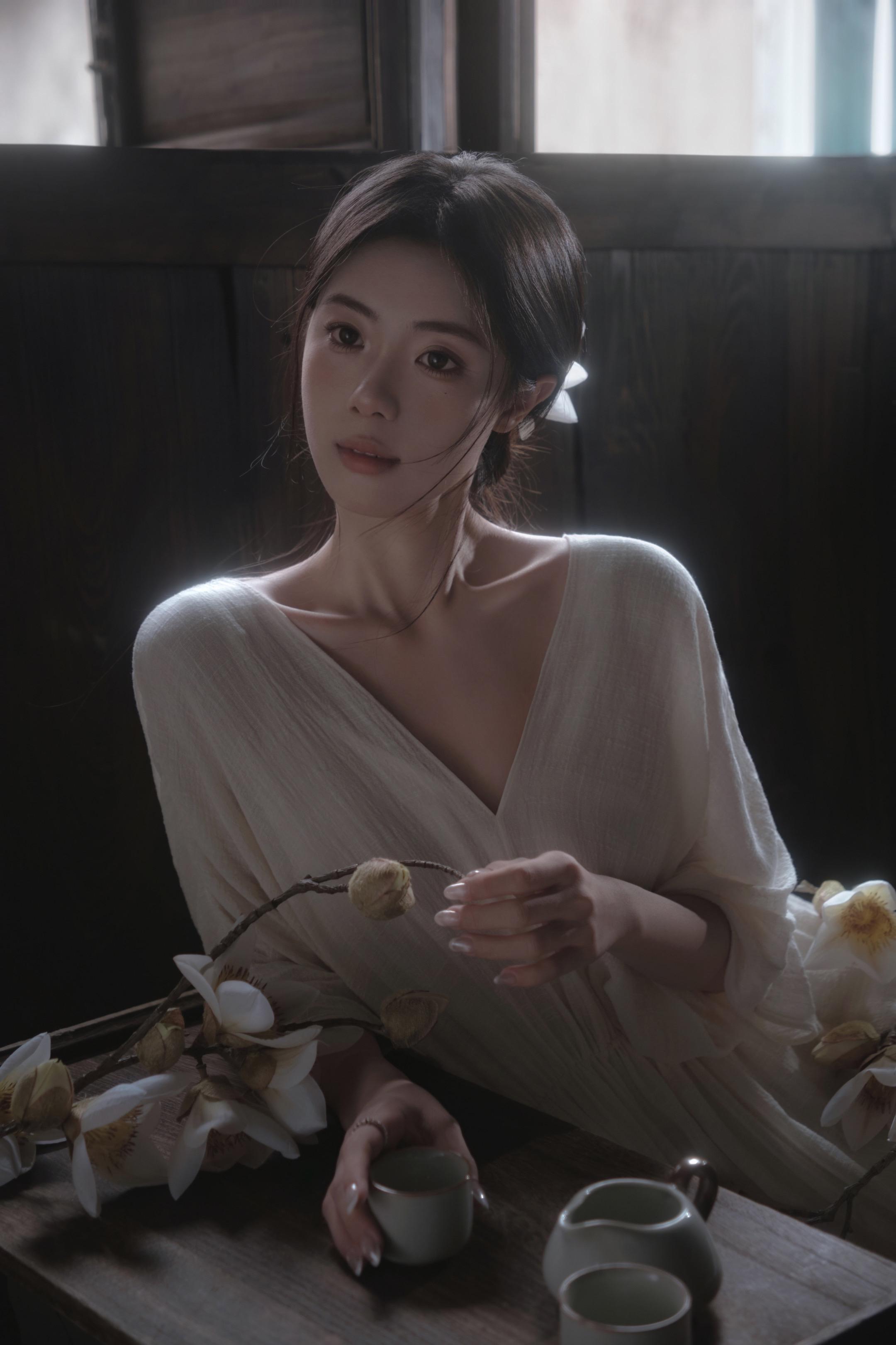 “淡极生艳”