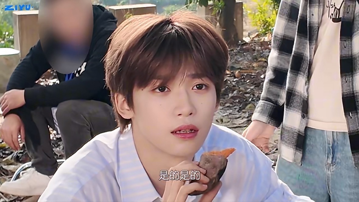 梓渝故乡月MV拍摄VLOG来啦梓渝围炉烤红薯 完全宝宝来的梓渝