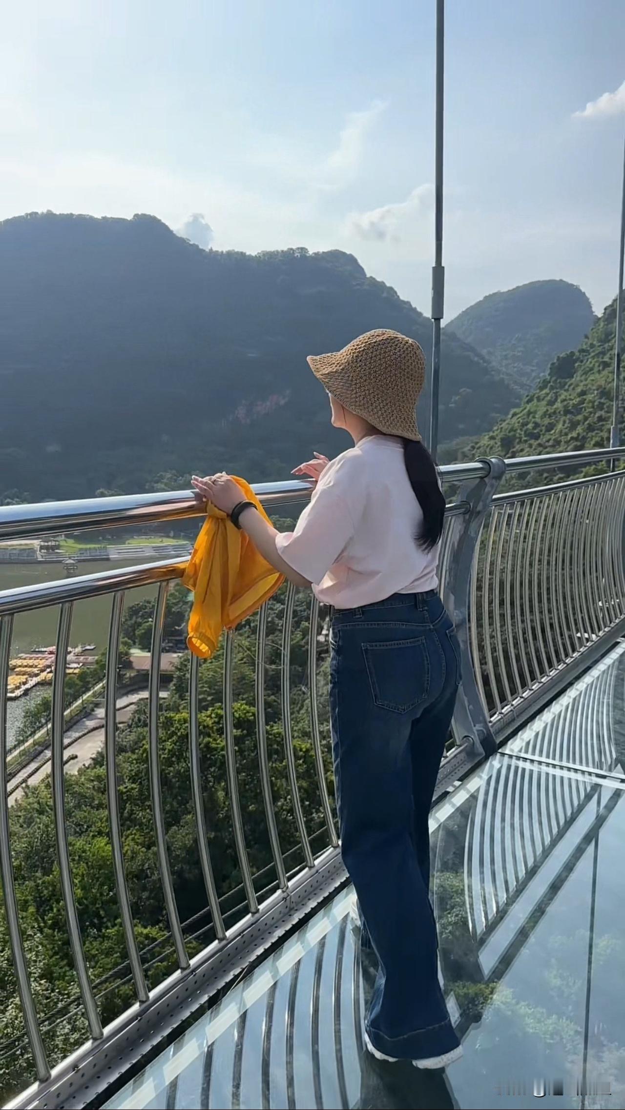 英德宝晶宫的玻璃天桥，来过吗？

站在高高的玻璃桥上往下望，脚下就是山谷，视野开