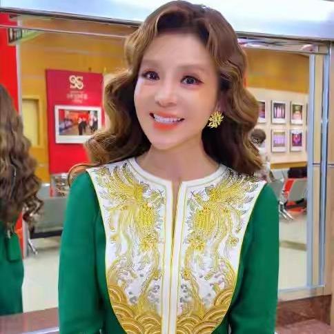 央视元宵晚会主持阵容曝光，任鲁豫龙洋造型亮眼，气场却不及朱迅

央视元宵晚会主持