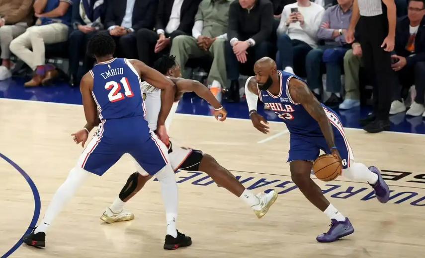 詹姆斯42岁在76人拿14+9+7还被嫌占位置，是NBA今年最大的笑话。

03