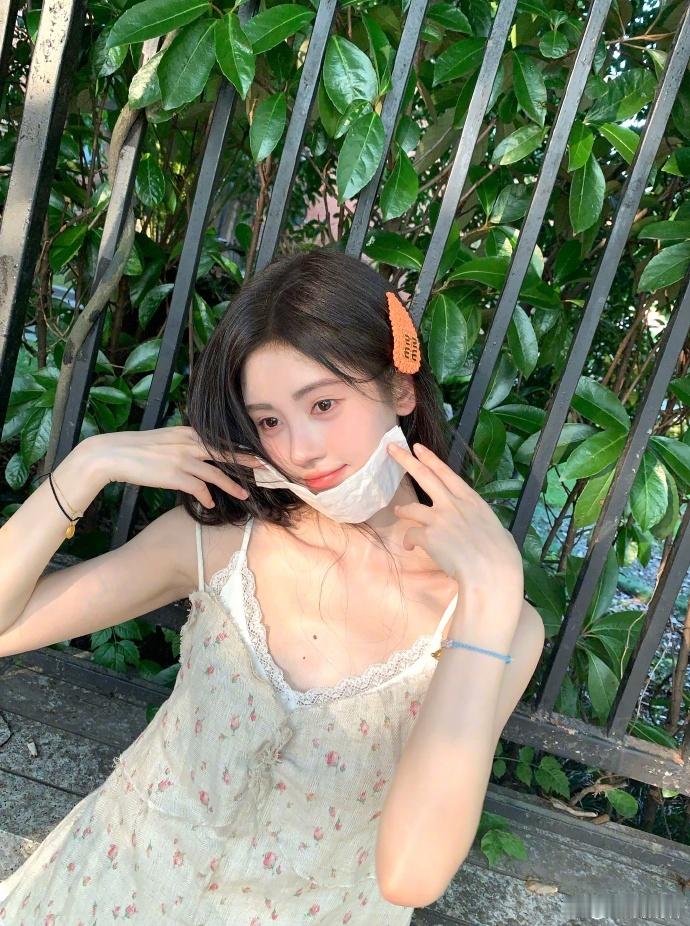 #鞠婧祎双层吊带##鞠婧祎戴了橘色发夹# 鞠婧祎的双层吊带穿搭清新脱俗，蜜橘淡杏
