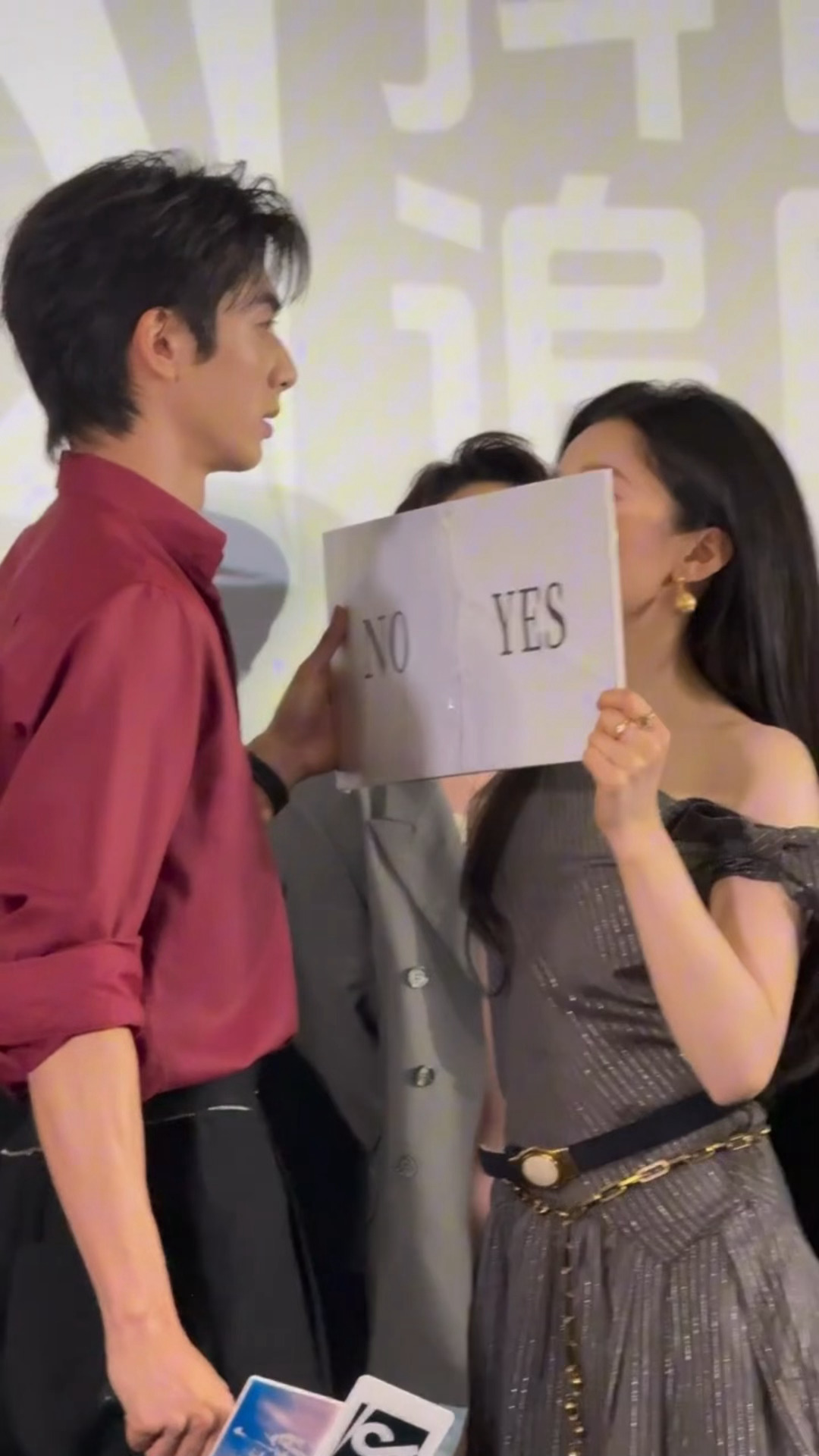 笑死了我才看到这个 正面贴那是亲亲！！！！！！！！干嘛！！ 