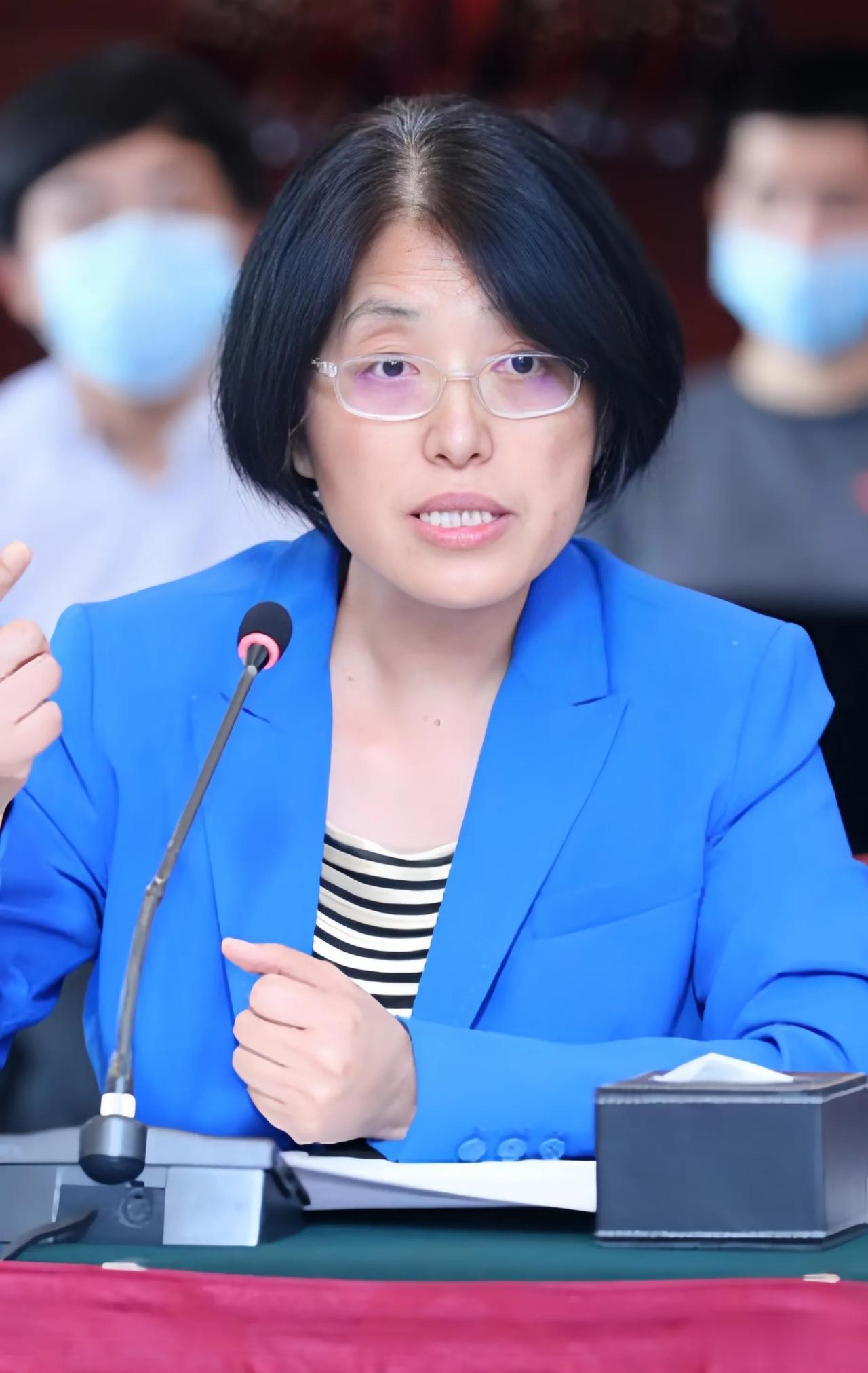 近几年，专家不断献策刺激消费，老百姓反而变得抠抠索索，只存不花，北大教授李玲三言