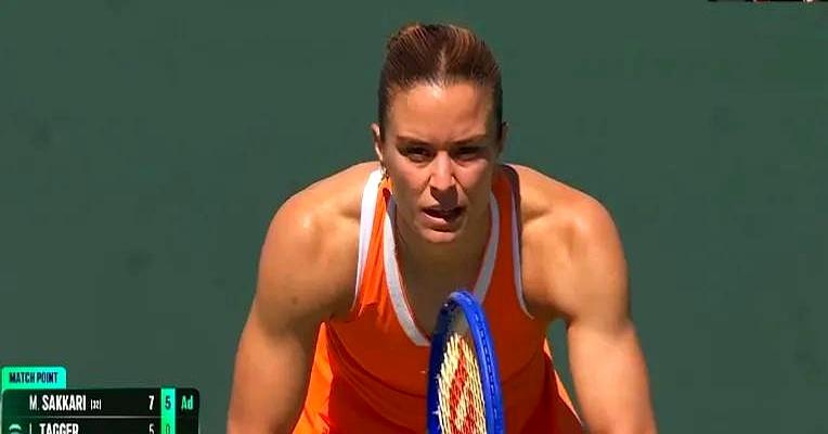 我今天看到一个赛场的小剧本，直接让人眼前一亮。
萨卡里在印第安维尔斯第二轮以7: