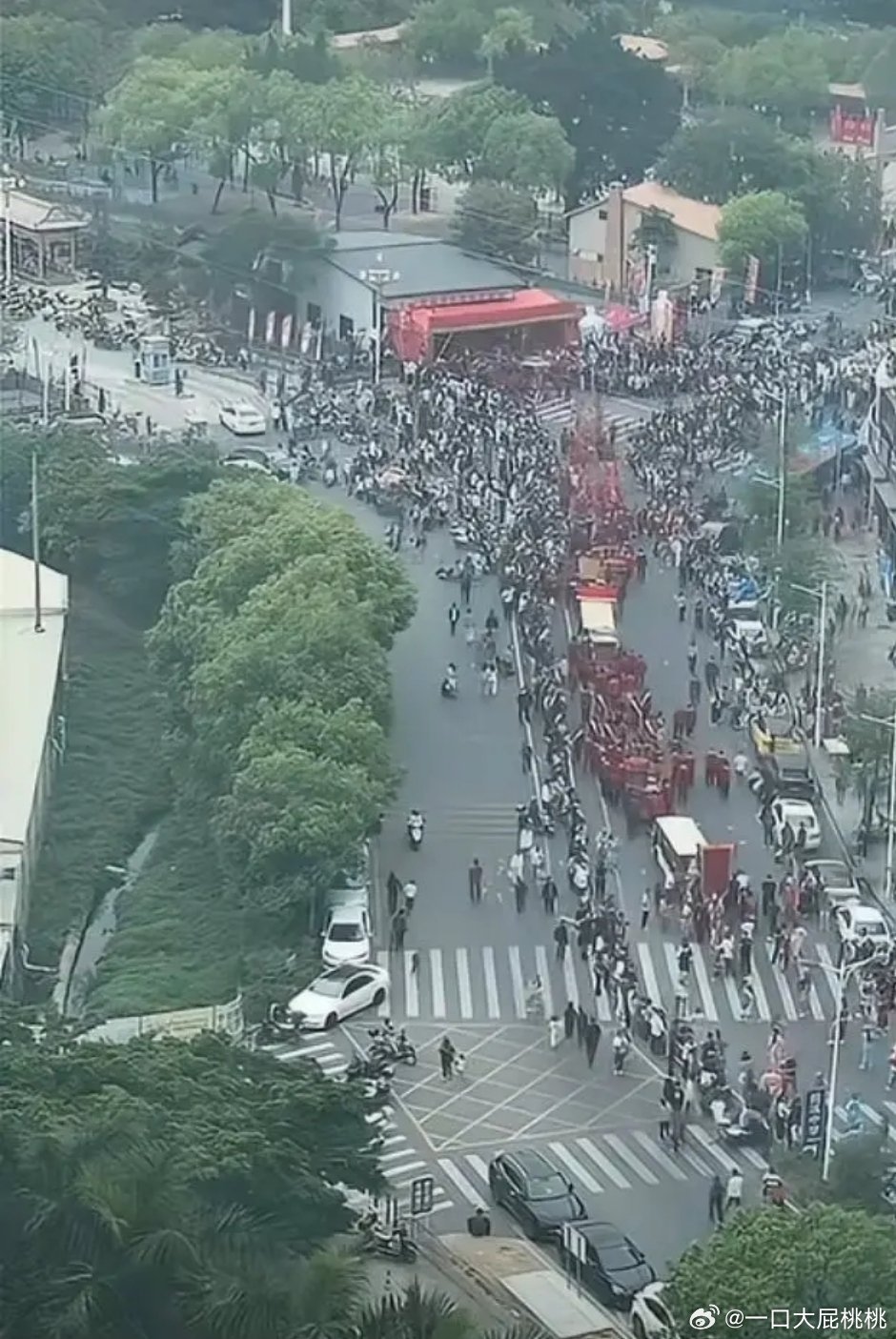 送别张雪峰的人，好多 