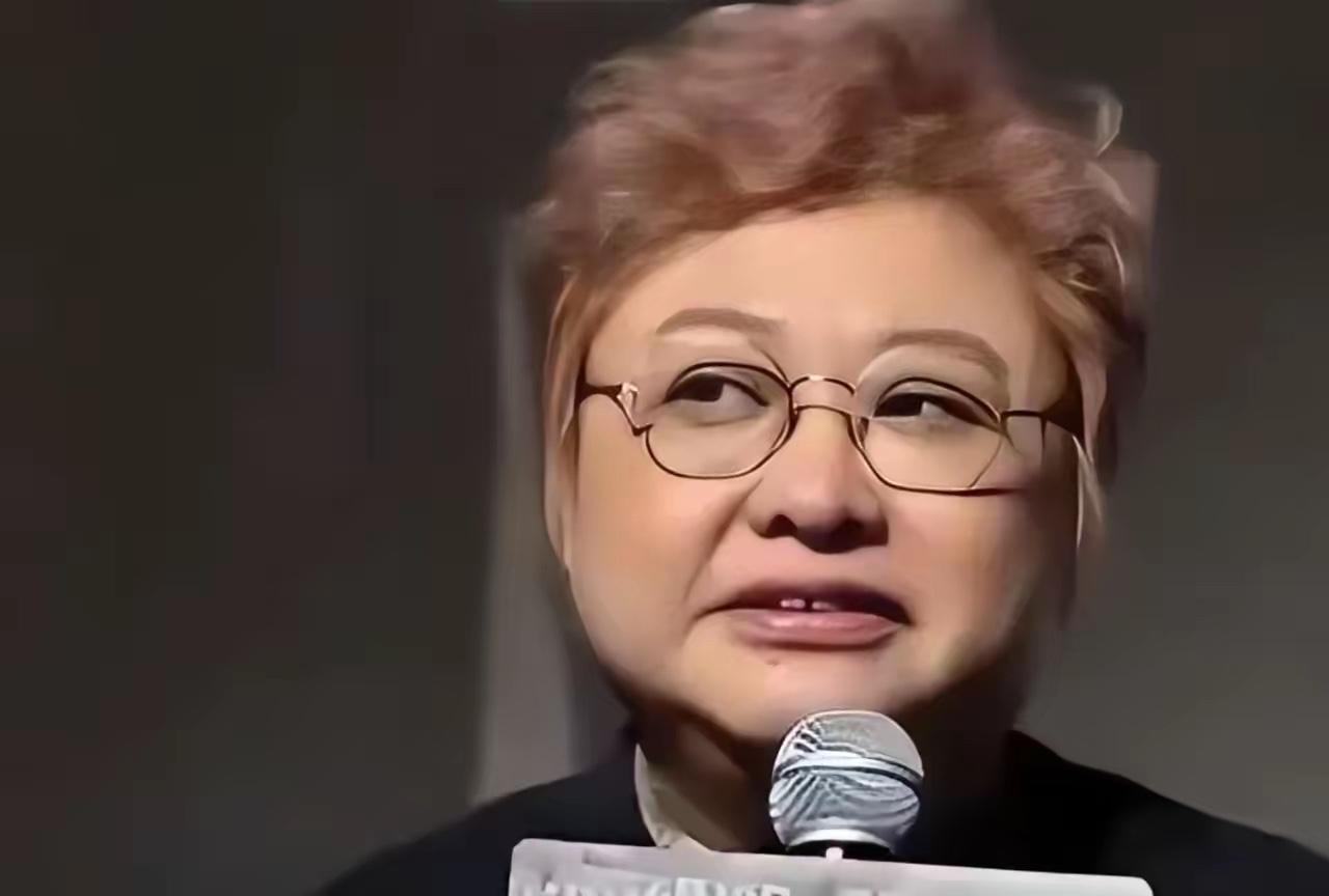 一分钱都没给？7月8日报道，知名记者杜恩湖抛出一则猛料，直接把韩红推上了风口浪尖