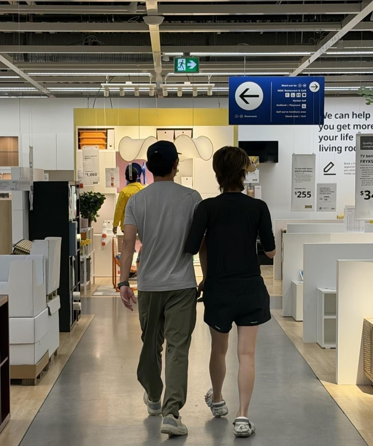 郑凯苗苗温哥华一起逛宜家家居，
剪了短发的苗苗，
从背影看又美又飒，
黑色紧身长