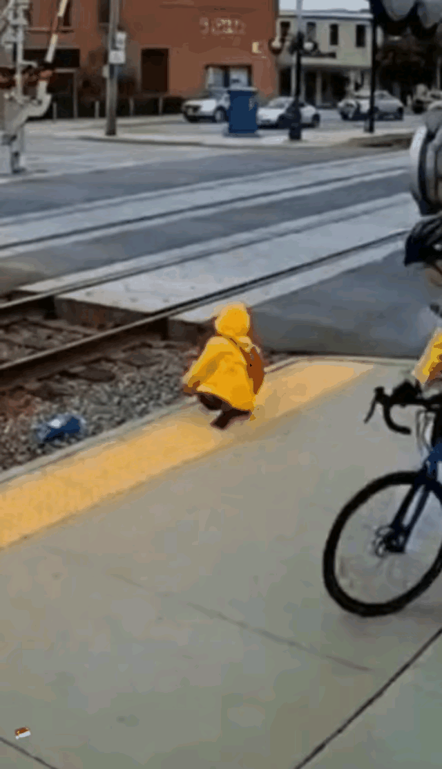 小伙子舍己救人的惊险一幕，感动到了吗？看得我心都揪起来了！幸好有这个好心人，孩子