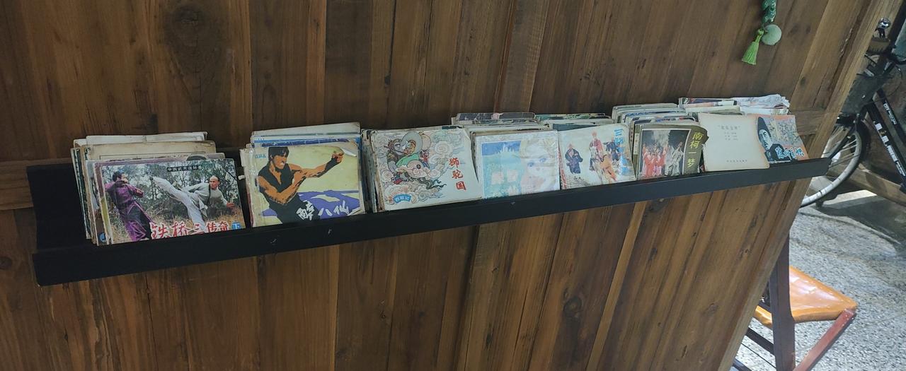 今天得闲去了半两咖啡书店，感觉太适合i人的自己了。咖啡、音乐、投影、书香，尤其是