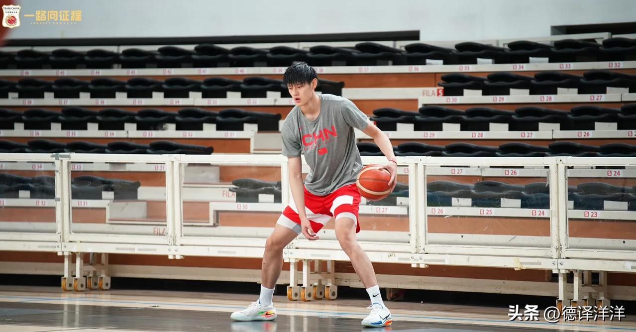 据北青报报道，中国男篮进行人员调整，曾凡博、贺希宁和余嘉豪离队，剩下14名球员出