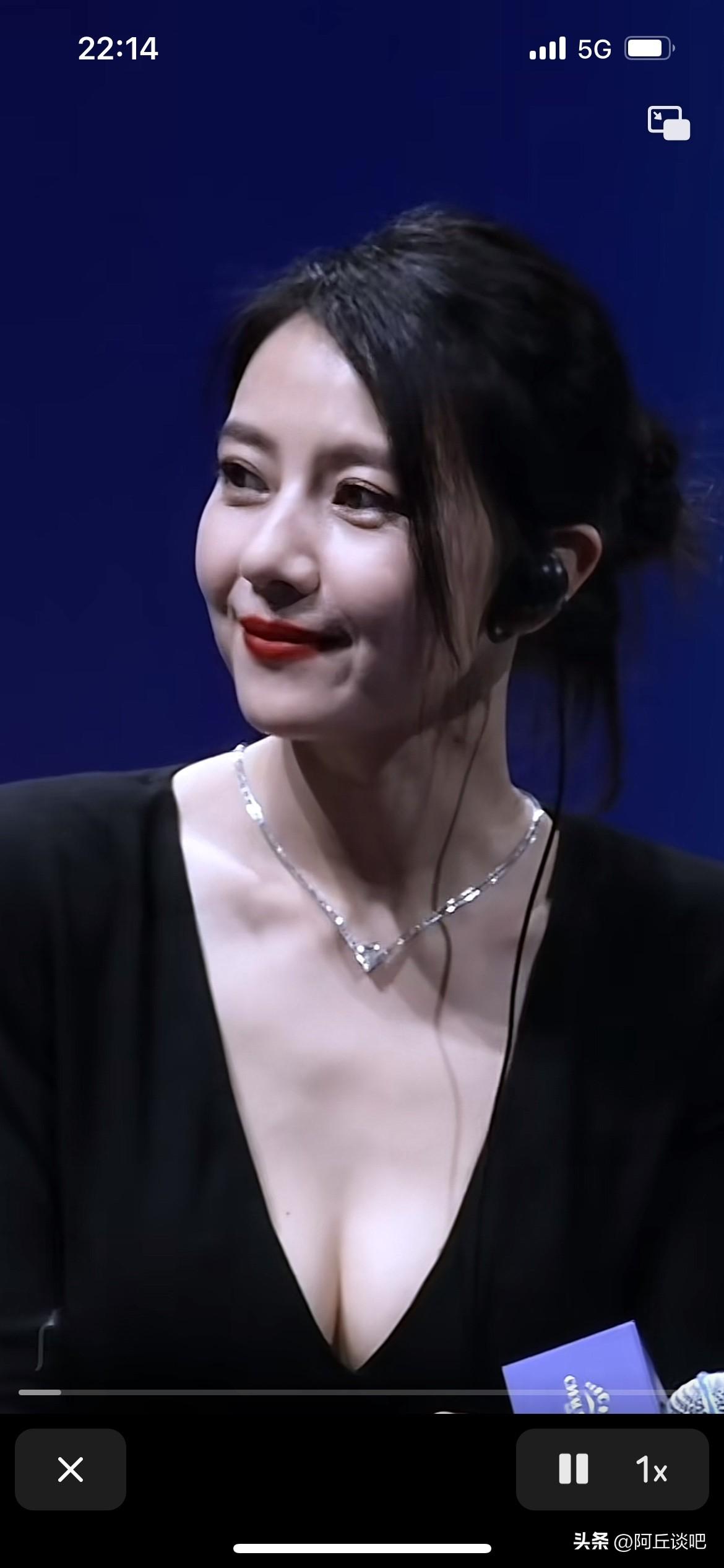 难得一见高圆圆如此开放，这双脸不像年过半百的人，这也是明星会保养的效果，不过还是