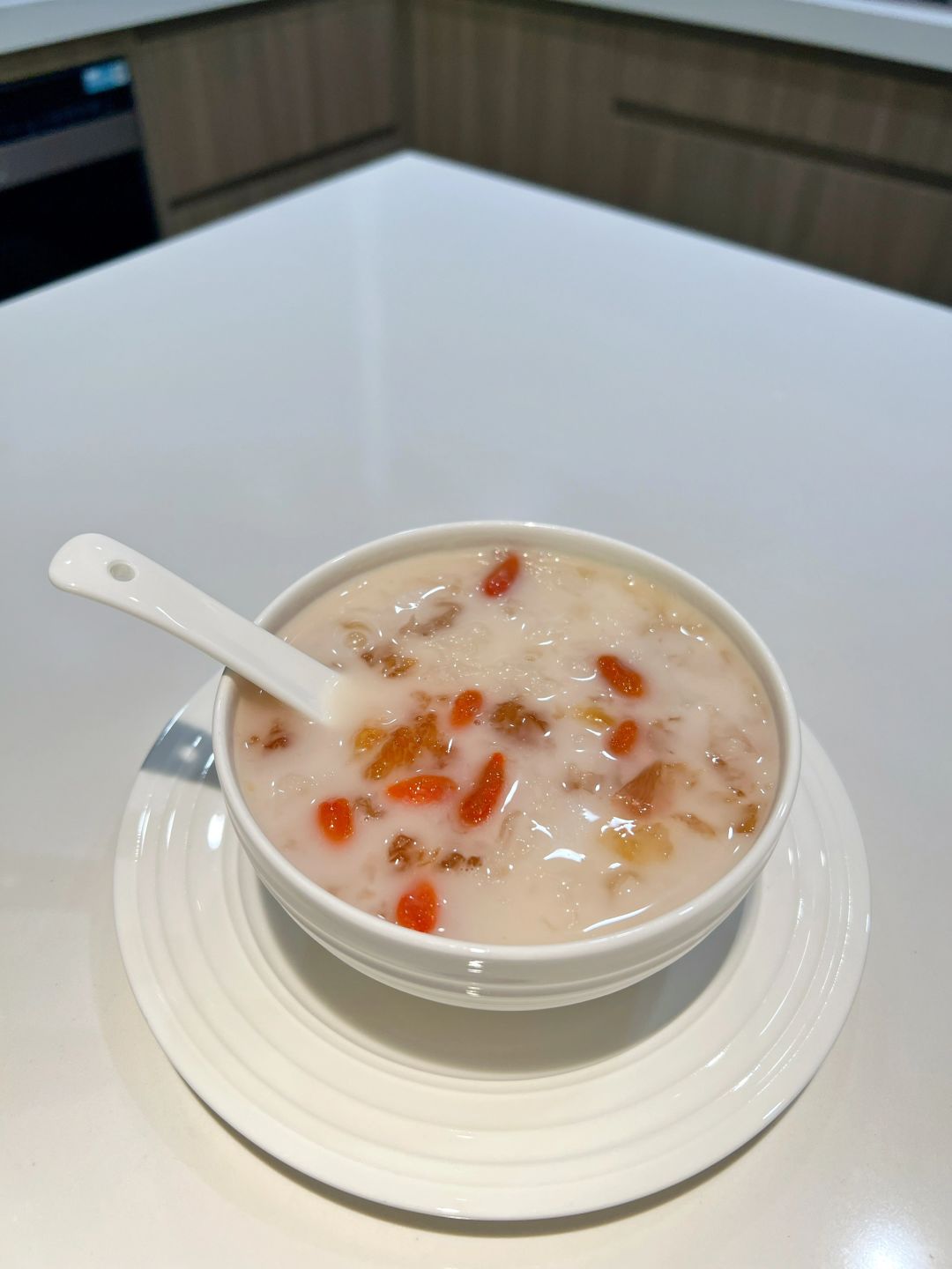 秋季食补|椰汁玫瑰桃胶银耳羹