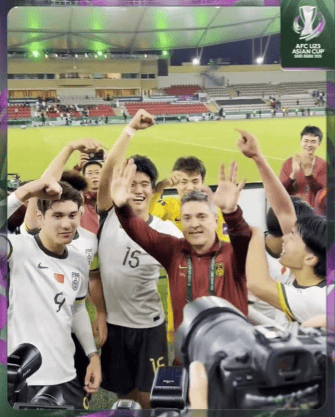 U23国足赛后合影时，全部指向安东尼奥示意为他送上欢呼