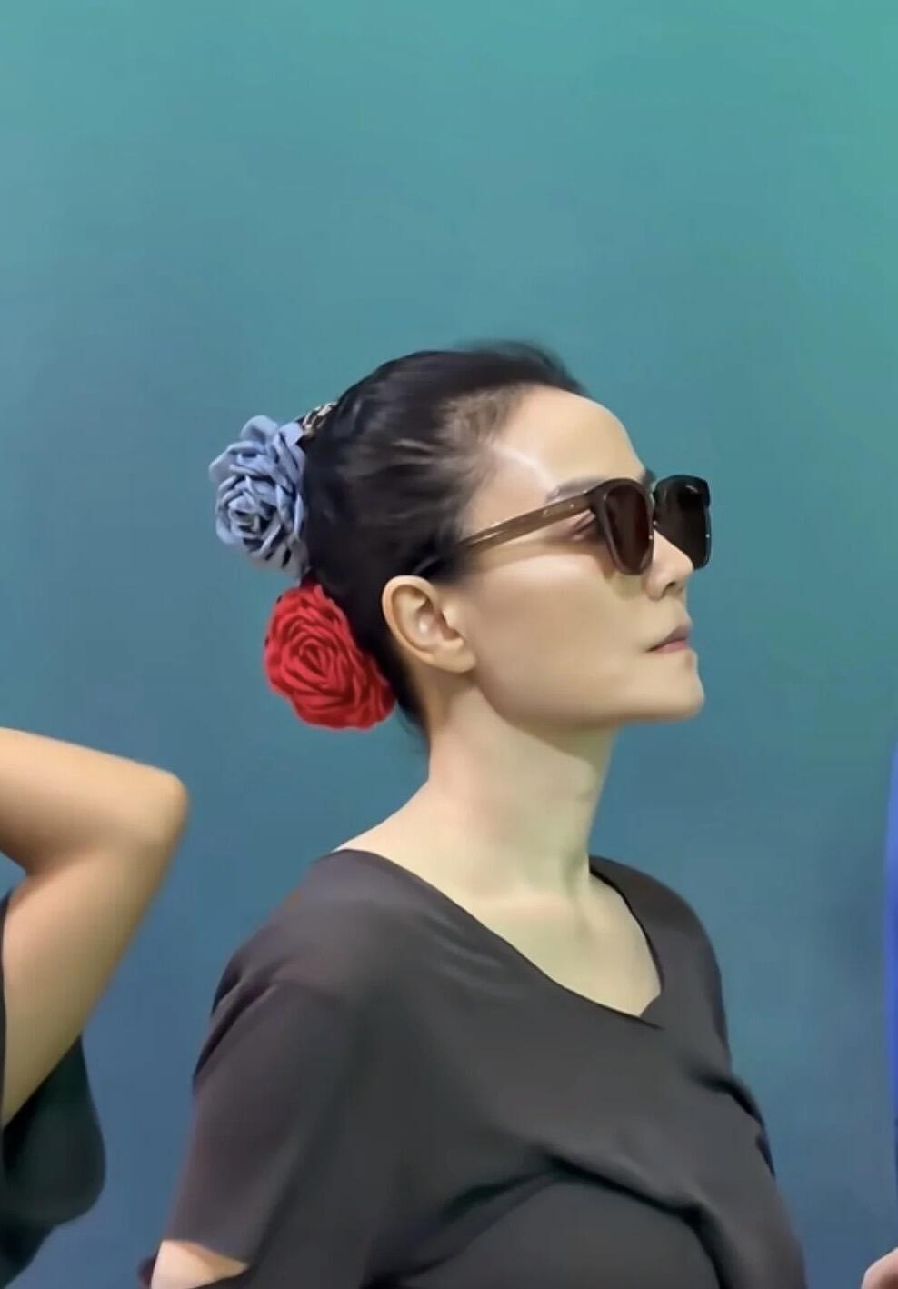 王师自带气场，戴什么都好看
菲姐这次整体服饰、靴子
墨镜和两朵花，我都很喜欢
一