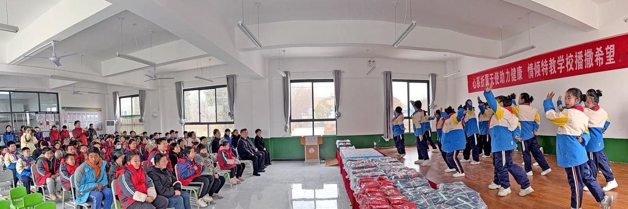 冬日暖流润童心 “云朵计划”助残捐赠活动走进大荔特教学校
     （李世居） 
