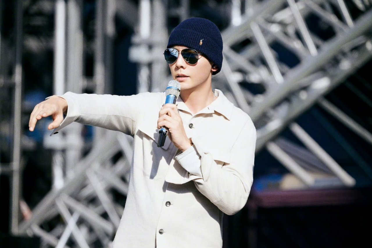 陈伟霆湖南跨晚舞台预热陈伟霆湖南跨晚舞台唱loveu2 啊啊啊啊真的嘛！ 陈伟霆