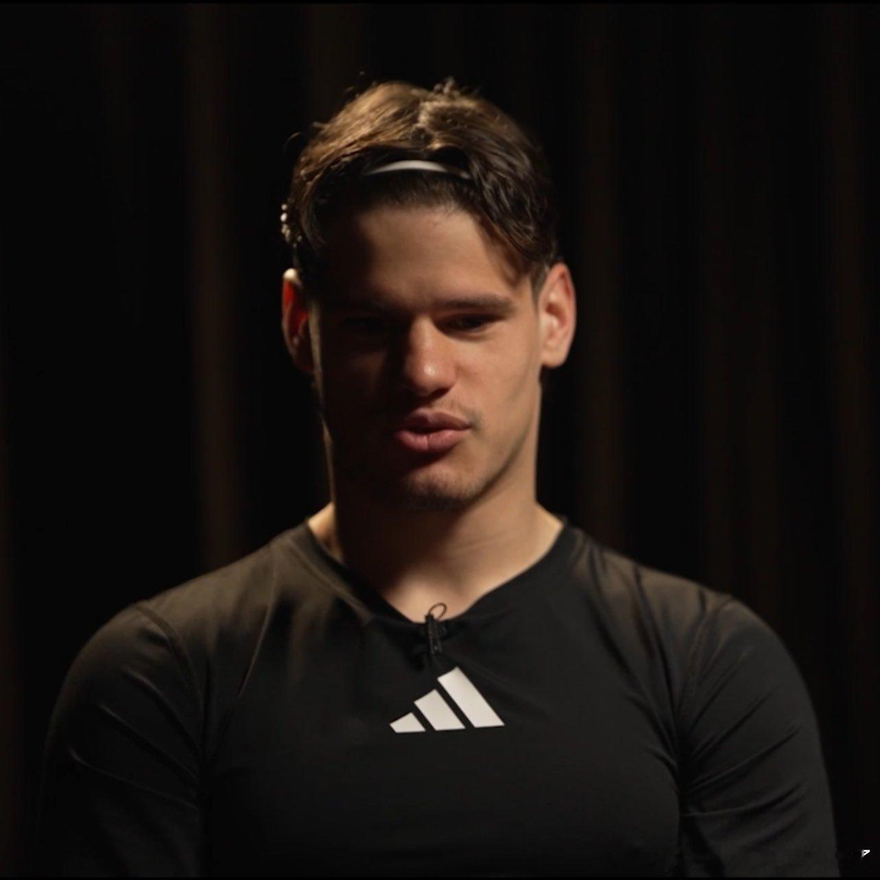 科尔克茨谈及他与萨拉赫的友谊：“我们关系很近，我、他和索博斯洛伊。他像所有人一样