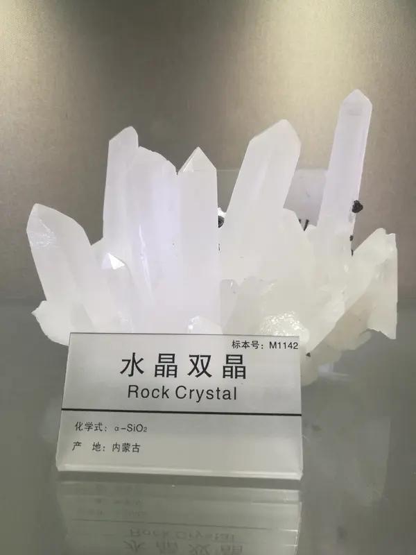 中国晶体材料未来前景极为广阔，正从国际领先迈向国际引领。以氟化硼酸铵（ABF）晶